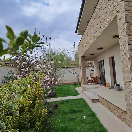 Spacious Near Garden & Parking