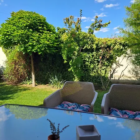 Spacious Near Garden & Parking Villa