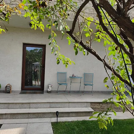 Spacious Near Garden & Parking